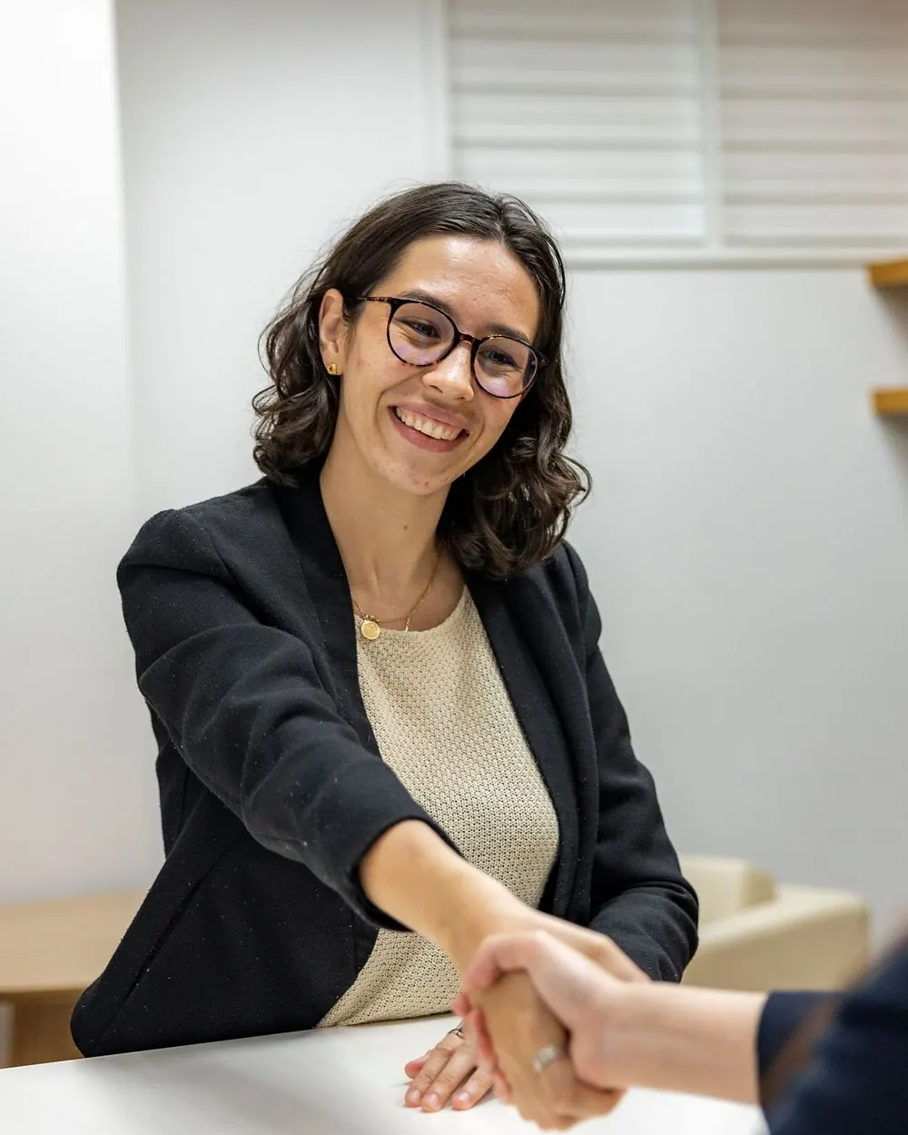 Profissional sorrindo ao fechar uma contratação